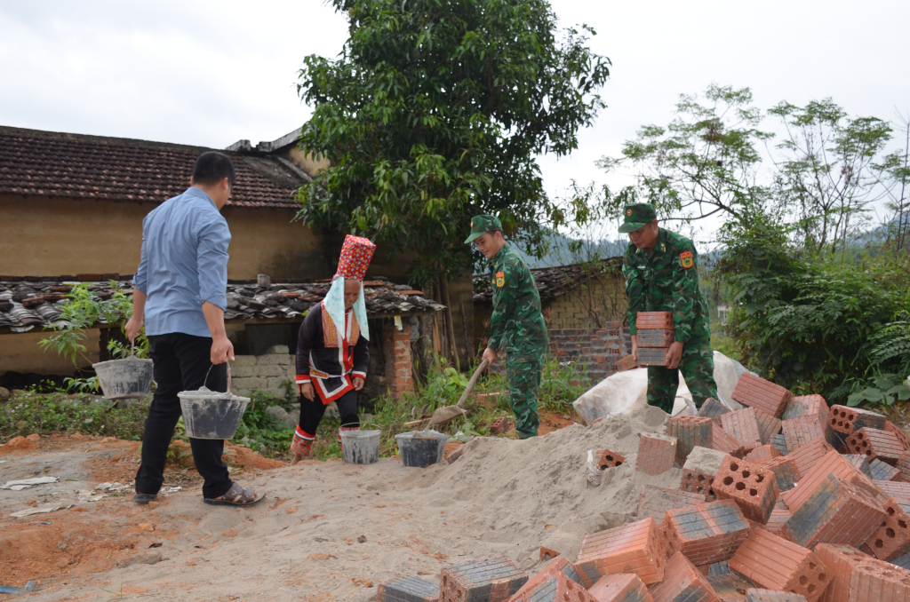 Cán bộ Đồn BPCK Hoành Mô tham gia giúp dân xây dựng nhà tiêu hợp vệ sinh