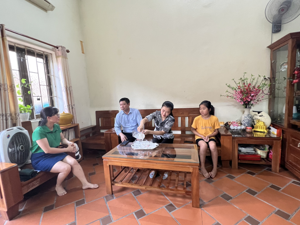 Cán bộ công đoàn cơ sở Công ty TNHH Viglacera Hạ Long thăm, động viên gia đình CNLĐ.