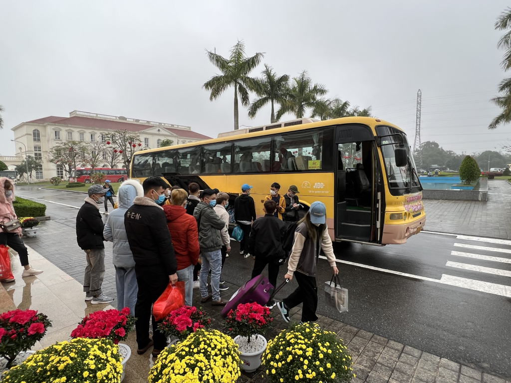 Những chuyến xe ấm áp đưa người lao động về quê ăn Tết ở Công ty TNHH KHKT Texhong Ngân Hà được tổ chức thường niên.