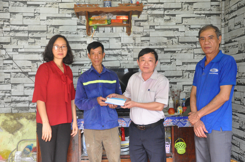 Công đoàn Công ty CP Than Núi Béo trao hỗ trợ xây Mái ấm công đoàn cho anh Đỗ Xuân Thành.