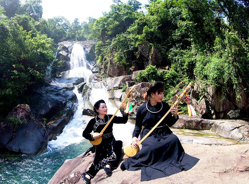 Khe Van waterfall is famous for its pristine natural beauty.