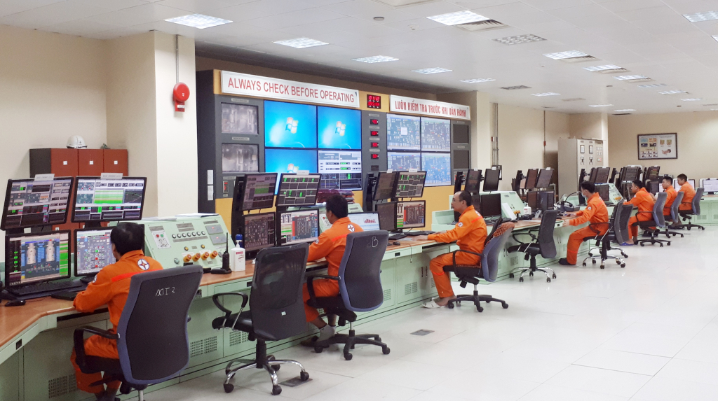 Công nhân viên quản lý thiết bị, theo dõi quá trình vận hành sản xuất điện tại Phòng điều khiển trung tâm - Công ty Nhiệt điện Mông Dương.