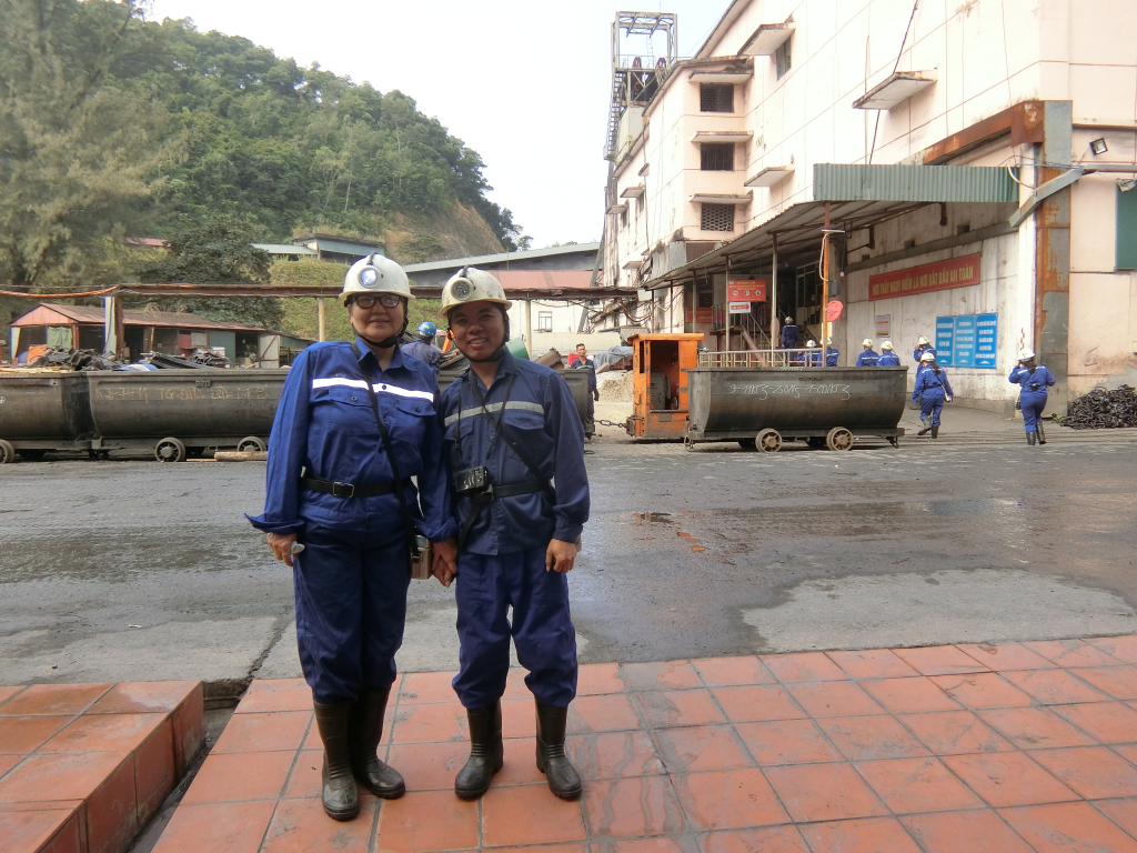Tác giả (bên trái) trong chuyến thực tế tại Công ty CP Than Mông Dương, tháng 11/2022.