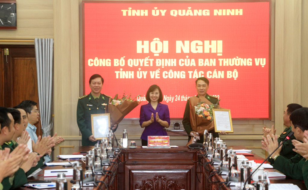 Đồng chí Trịnh Thị Minh Thanh, Phó Bí thư Tỉnh ủy, trao quyết định của Ban Thường vụ Tỉnh ủy cho Đại tá Lê Xuân Men và Đại tá Vũ Văn Hưng. 