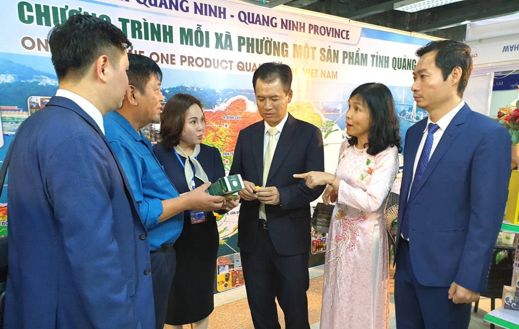 Doanh nghiệp Lào tìm hiểu về sản phẩm dược liệu của Công ty TNHH Nuôi trồng sản xuất và chế biến dược liệu Đông Bắc.