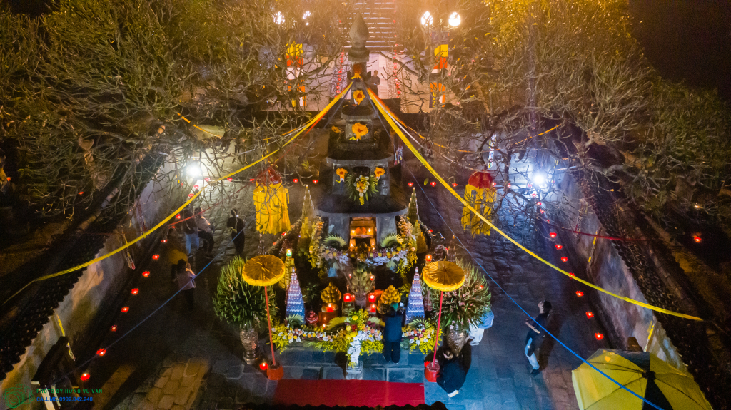 Nghi lễ cúng Phật, cúng Tổ và lễ Nhiễu tháp Phật Hoàng tại Chùa Hoa Yên và Huệ Quang Kim Tháp. 