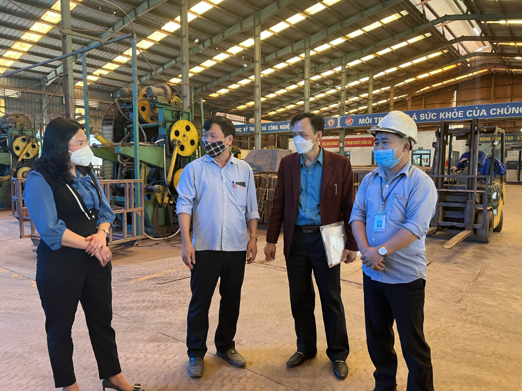 Anh Vũ Lương Hưng (ngoài cùng, bên phải), Phó Quản đốc Phân xưởng Cơ điện, Công ty CP Gạch ngói Đất Việt luôn tiên phong trong các phong trào thi đua của đơn vị.