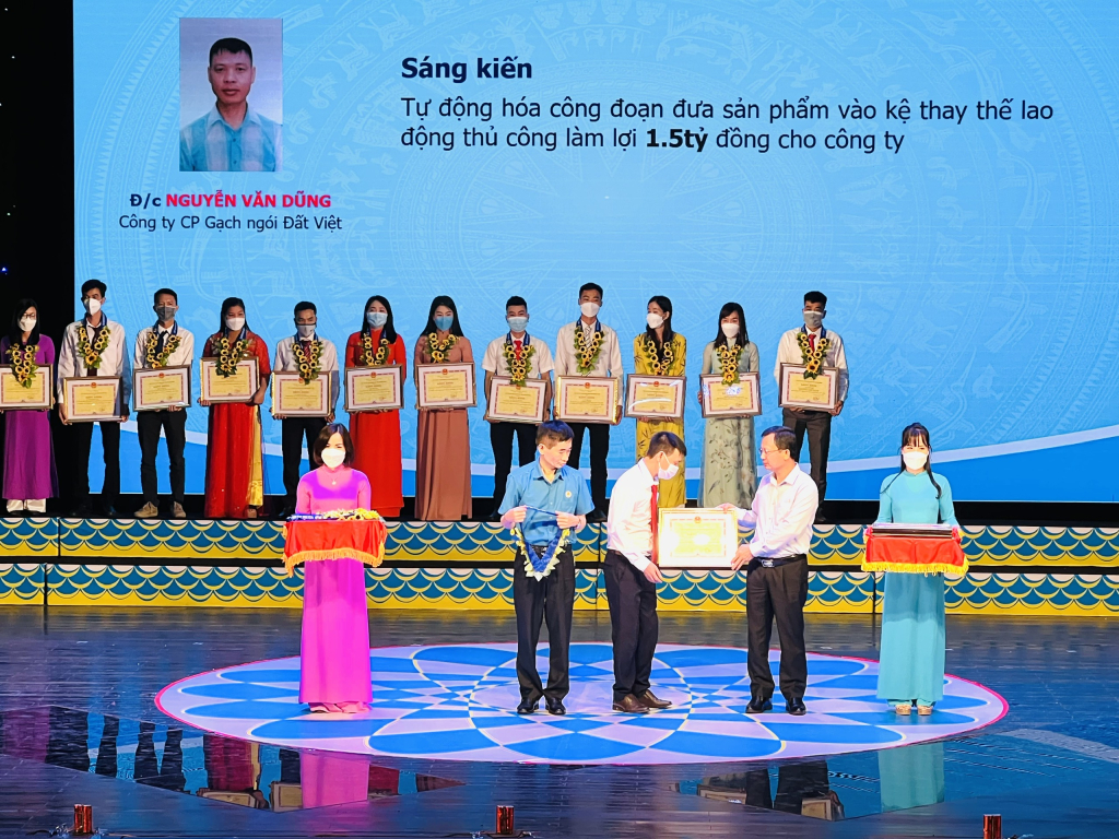 Tuyên dương công nhân tiên tiến tiêu biểu Tháng Công nhân 2022.