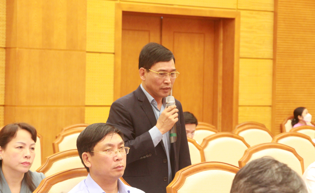 Đồng chí Nguyễn Tiến Dũng, Chủ tịch UBND TP Hạ Long phát biểu tại hội nghị.