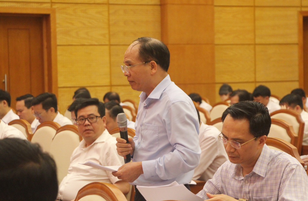 Đồng chí Trần Văn Lâm, Giám đốc Sở Tài chính, phát biểu tại hội nghị.