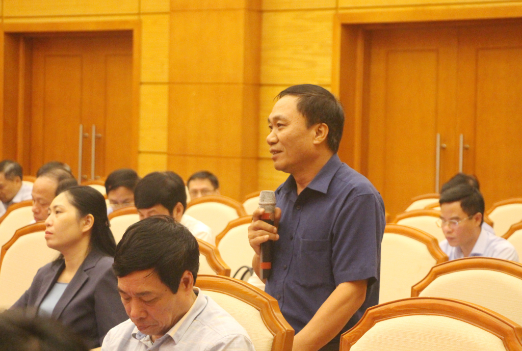 Đồng chí Nguyễn Hữu Đuyến, Giám đốc Ban Quản lý Dự án Đầu tư xây dựng các công trình dân dụng và công nghiệp tỉnh, phát biểu tại hội nghị.