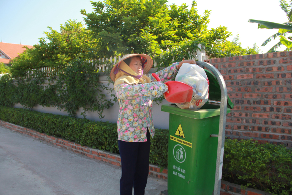 Người dân xã Việt Dân thực hiện phân loại rác thải.