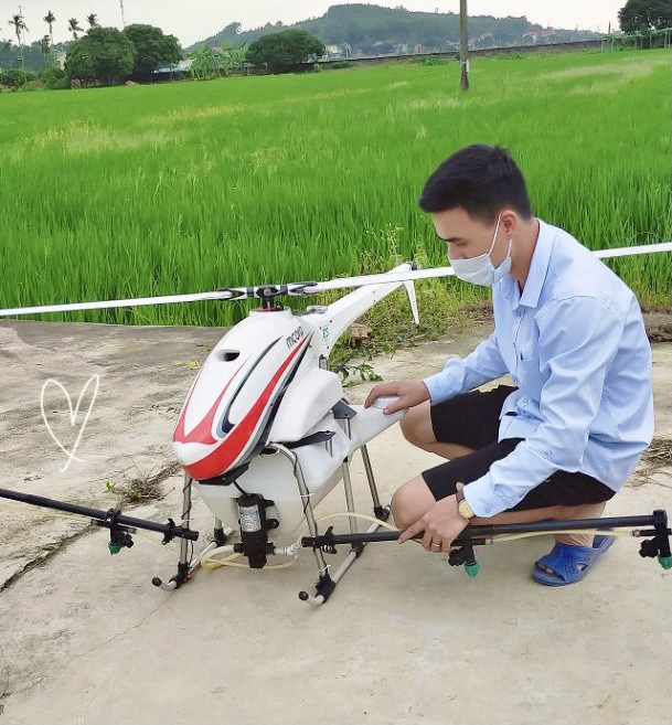 Công ty CP Giống cây trồng Quảng Ninh sử dụng thiết bị bay không người lái trong phun thuốc trừ sâu.