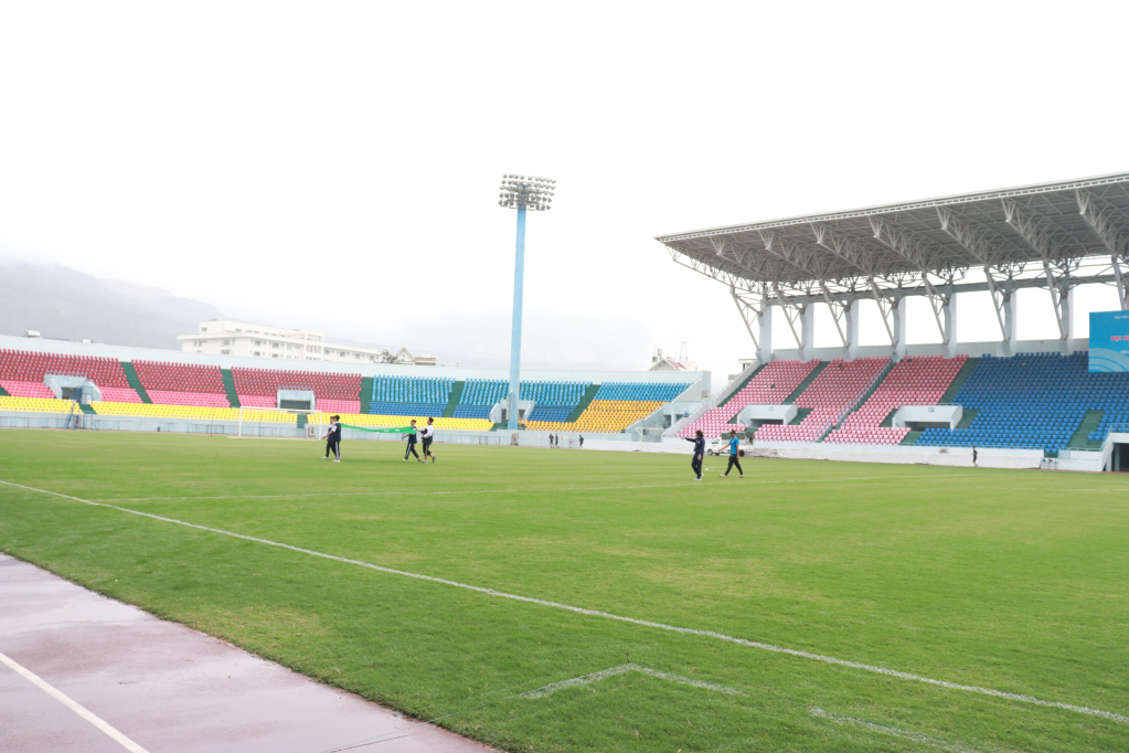 Các đội luyện tập trên sân vận động Cẩm Phả. 