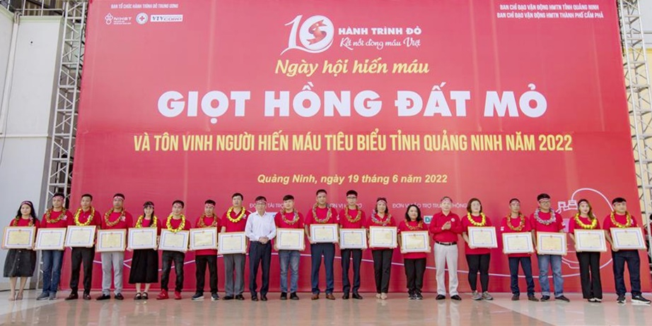 Chị Nguyễn Thị Hậu (đứng thứ 7 từ phải vào) là một trong 19 cá nhân được UBND tỉnh tôn vinh người hiến máu tình nguyện tiêu biểu năm 2022.