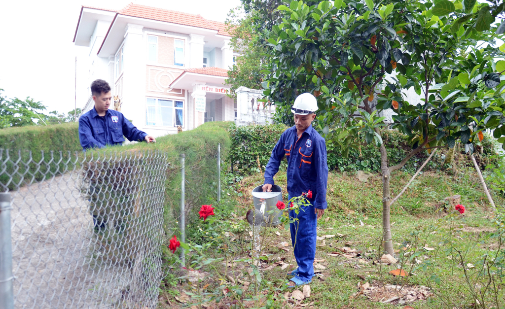 Những người gác đèn biển sau giờ trực, tập trung cắt tỉa, chăm sóc hoa cây cảnh tại khuôn viên Trạm Hải đăng Cô Tô để đón Tết Nguyên đán Quý Mão năm 2023.