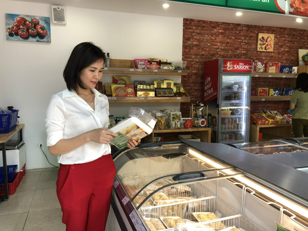 Người tiêu dùng lựa chọn sản phẩm chả mực Quảng Ninh.