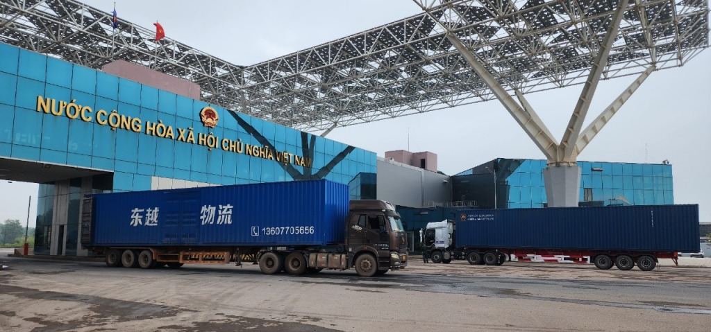 Hoạt động xuất nhập khẩu tại của khẩu cầu Bắc Luân II, TP Móng Cái.