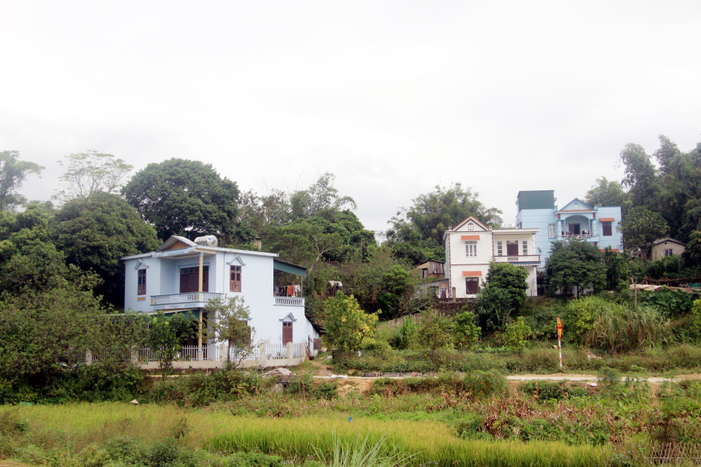 Nhà ở của người dân trên địa bàn huyện Bình Liêu ngày một khang trang. Ảnh: Mạnh Trường