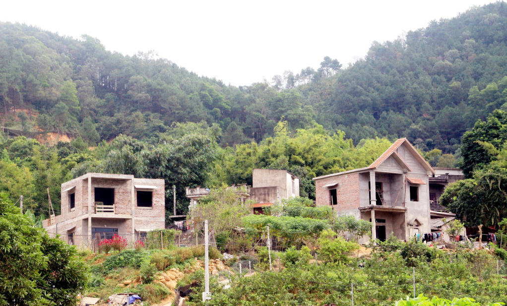 Nhiều hộ dân trên địa bàn xã Lục Hồn đang được hỗ trợ xóa nhà tạm, xây dựng nhà ở mới. Ảnh: Mạnh Trường