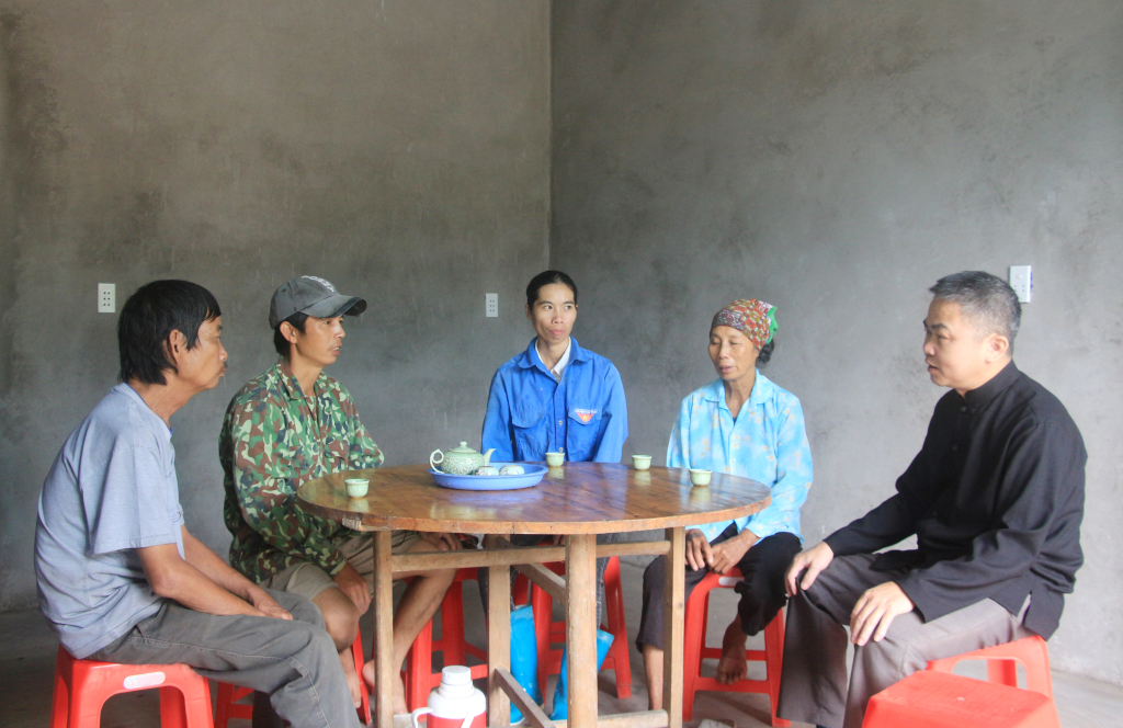 Phó Chủ tịch UBND xã Lục Hồn Loan Thành Len (ngoài cùng bên phải) tuyên truyền, vận động người dân nỗ lực vươn lên thoát nghèo. Ảnh: Mạnh Trường