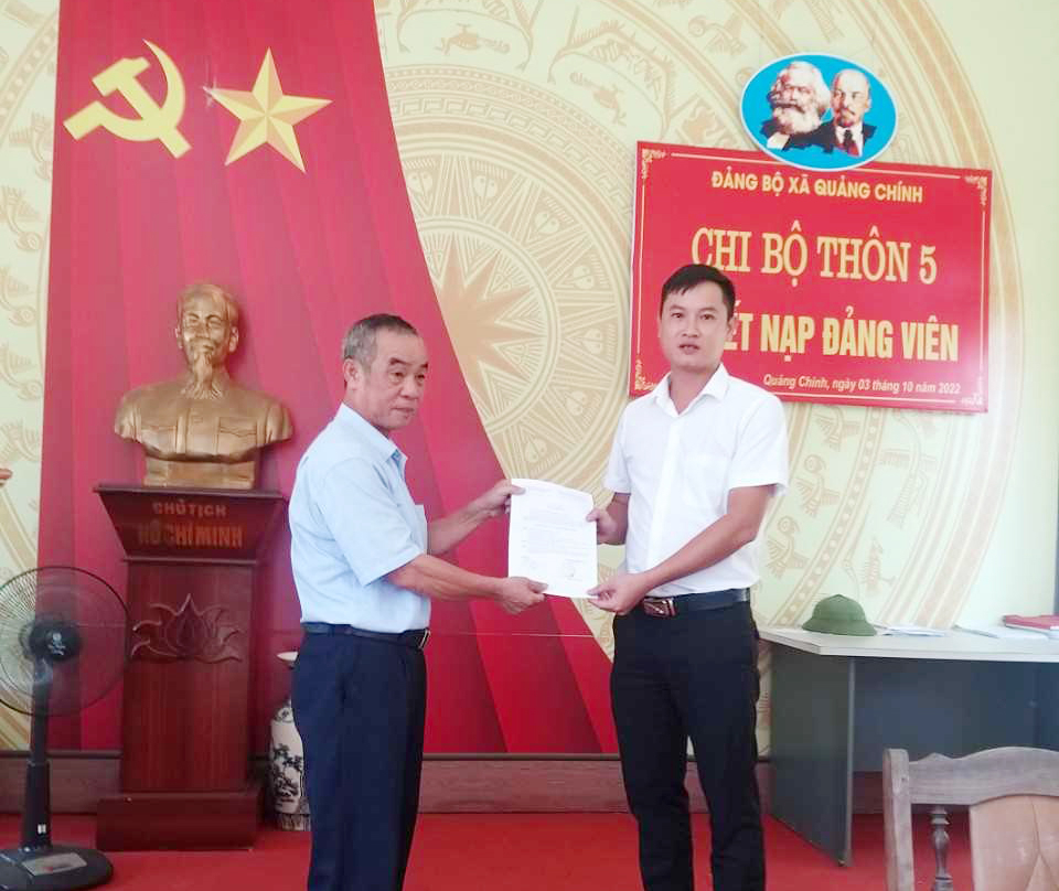 Chi bộ thôn 5, xã Quảng Chính (huyện Hải Hà) tổ chức lễ kết nạp đảng viên mới, tháng 10/2022.