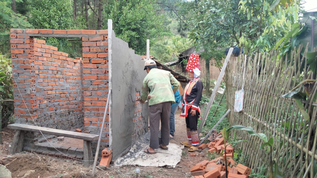 Hội viên phụ nữ xã Đồng Văn (huyện Bình Liêu) được hỗ trợ xây nhà tiêu hợp vệ sinh. Ảnh: La Nhung (CTV).