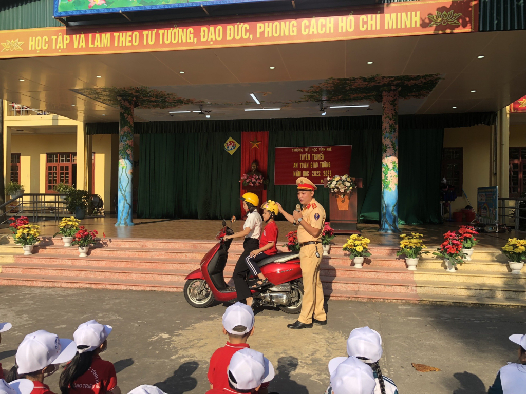 Trường Tiểu học Vĩnh Khê phối hợp cùng lực lượng công an tổ chức tuyên truyền ATGT tới các em học sinh.