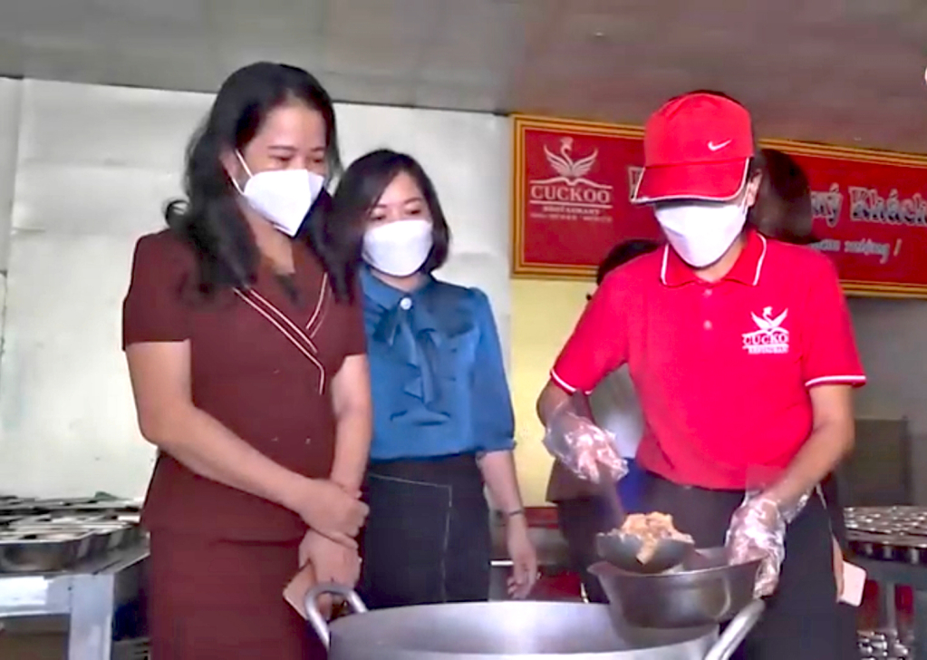 Ban giám hiệu và đại diện phụ huynh học sinh Trường Mầm non Hoa Phượng, TX Đông Triều giám sát việc đảm bảo ATTP bữa ăn bán trú cho trẻ tại bếp ăn của trường.