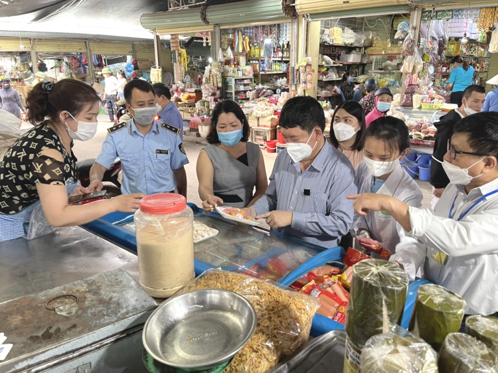Đoàn liên ngành của tỉnh kiểm tra việc kinh doanh các sản phẩm tại chợ Asean (TP Móng Cái). Ảnh: Nguyễn Hoa 
