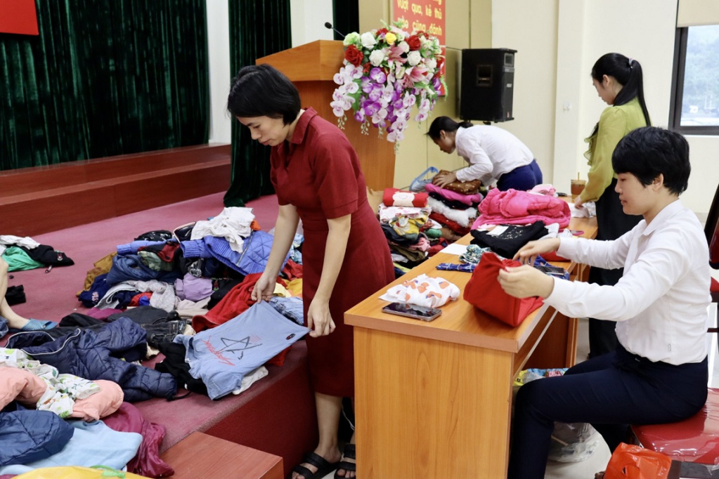 Những bộ quần áo được phân loại, gấp gọn gàng trước khi được mang trao tặng trẻ em có hoàn cảnh khó khăn trên địa bàn 2 huyện Hải Hà, Bình Liêu.