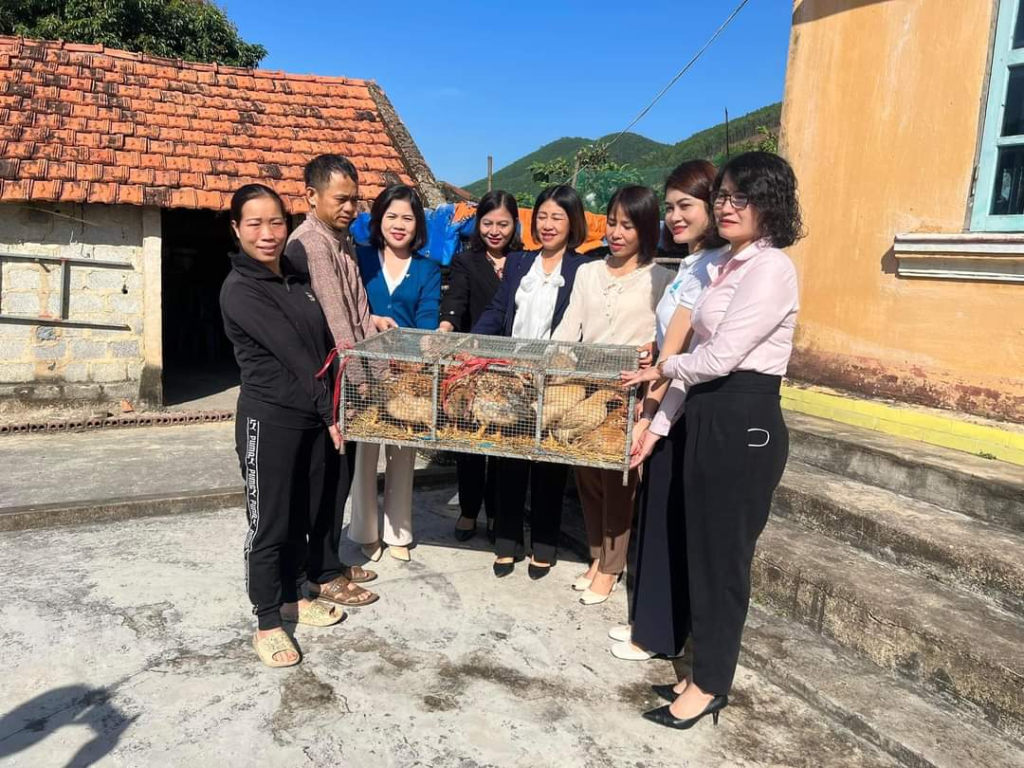 Cụm thi đua Hội LHPN các thành phố, thị xã trao tặng gà giống cho hội viên phụ nữ có hoàn cảnh khó khăn tại xã Sơn Dương (TP Hạ Long).