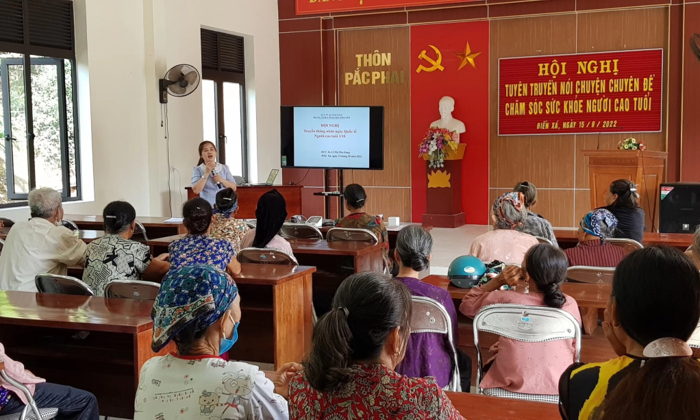 Nói chuyện chuyên đề về chăm sóc sức khỏe người cao tuổi tại xã Điền Xã, huyện Tiên Yên.