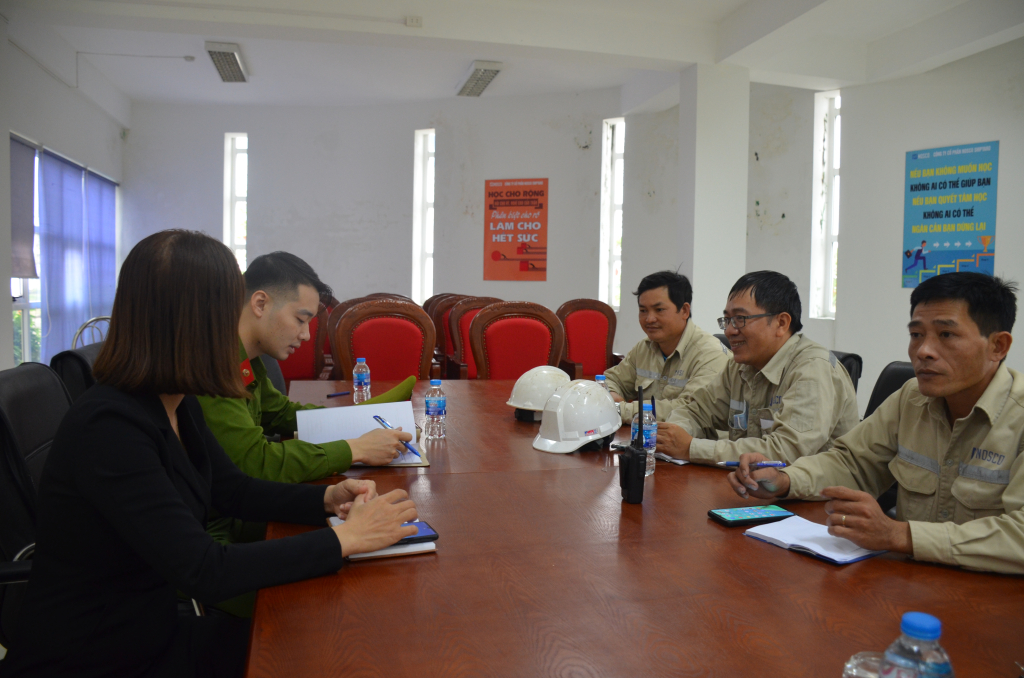 Cán bộ “Đội công nhân tự quản, phòng, chống tội phạm”, Công ty đóng tàu Nosco Shipyard trao đổi với Công an xã Tiền Phong về công tác đảm bảo ANTT tại đơn vị.