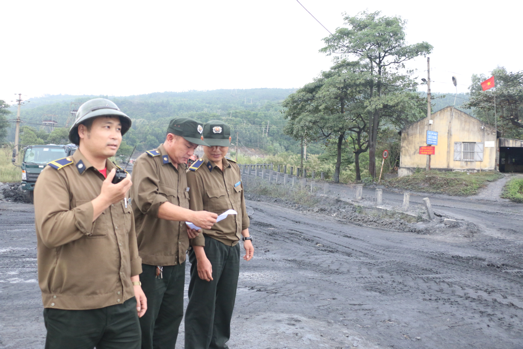 Lực lượng bảo vệ Công ty Than Mạo Khê tuần tra kiểm soát các phương tiện vận chuyển than khu vực ngã 5, Non Đông, phường Mạo Khê (TX Đông Triều).