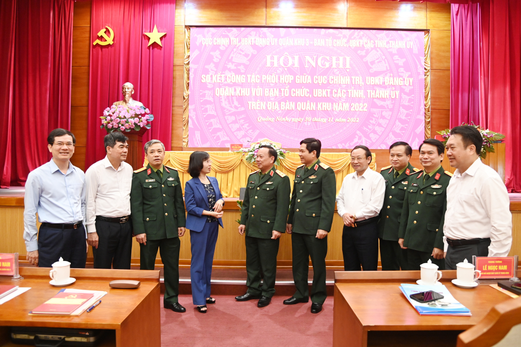 Các đại biểu trao đổi bên lề hội nghị.