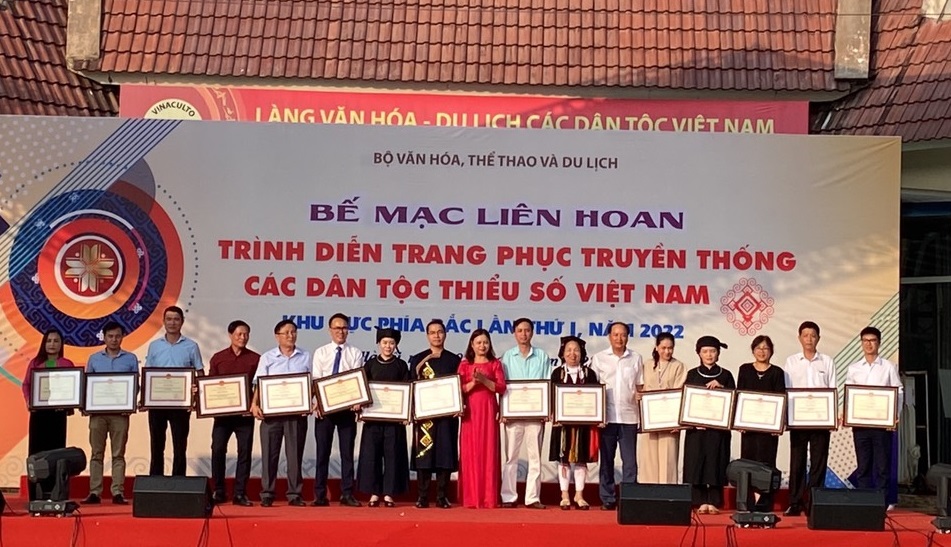 Đại diện Bộ Văn hóa, Thể thao và Du lịch trao bằng khen cho các đoàn.