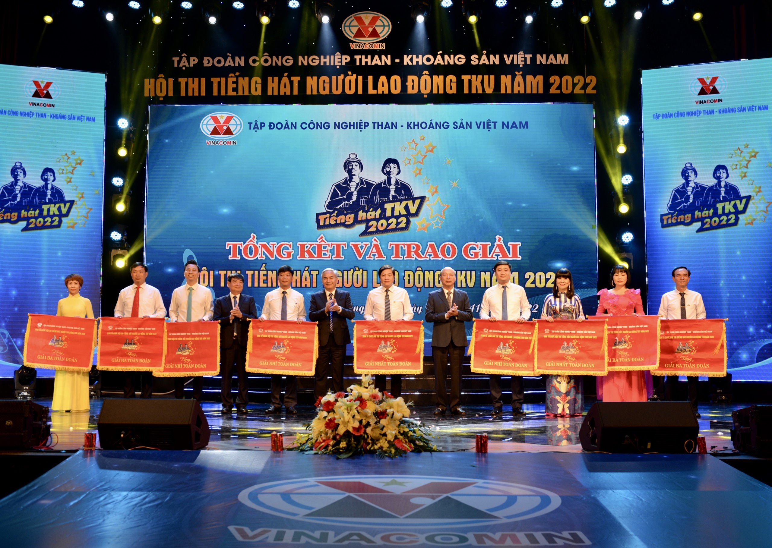 Lãnh đạo Tập đoàn Công nghiệp Than - Khoáng sản Việt Nam trao giải toàn đoàn cho các đơn vị.