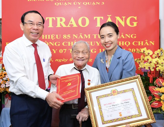Bí thư Thành ủy TPHCM Nguyễn Văn Nên trao Huy hiệu 85 năm tuổi Đảng cho đồng chí Nguyễn Thọ Chân. Ảnh: Báo Sài Gòn giải phóng.