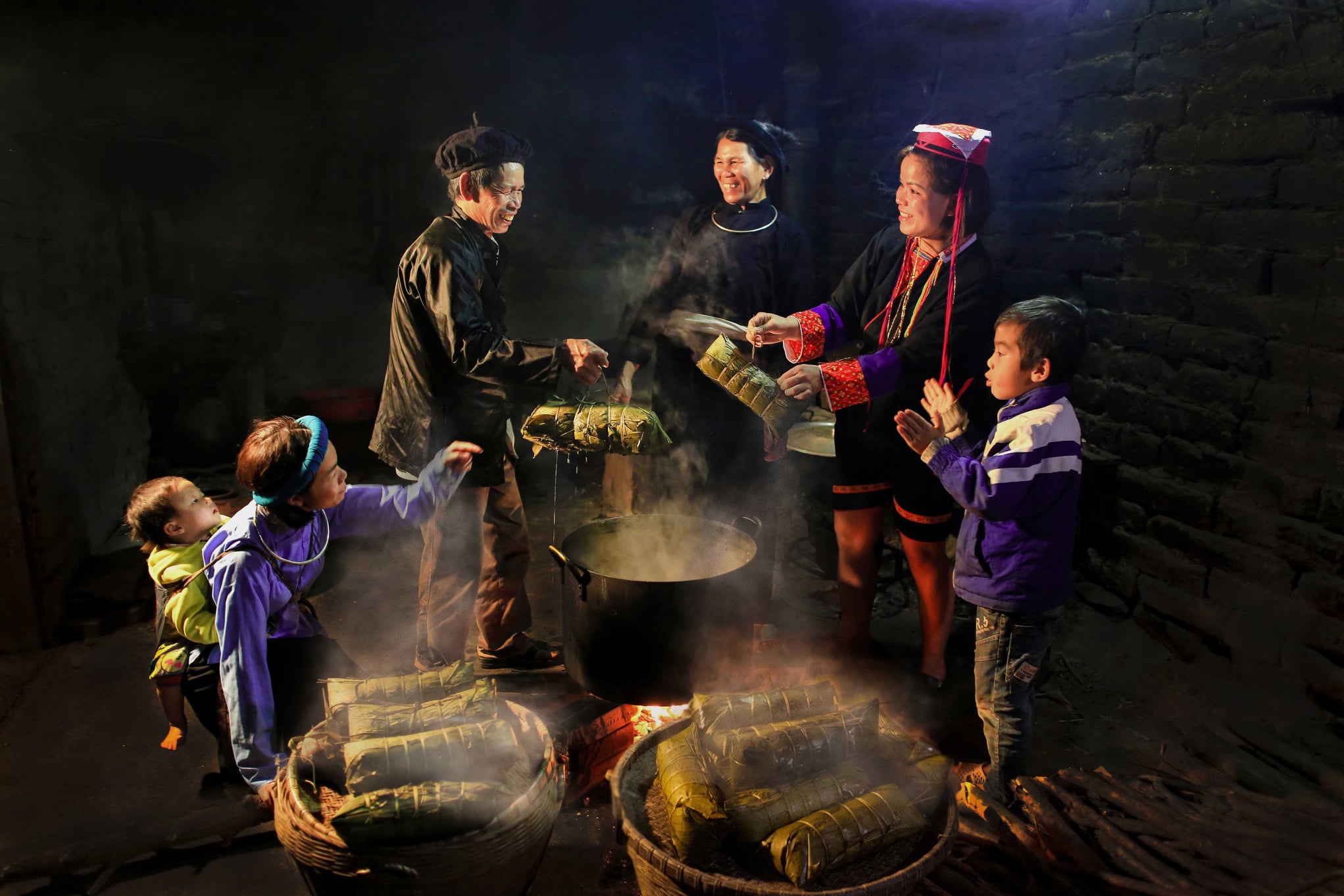 Đồng bào các dân tộc Quảng Ninh sống đoàn kết gắn bó cùng tạo nên bức tranh chung về văn hóa đa dạng trong sự thống nhất.