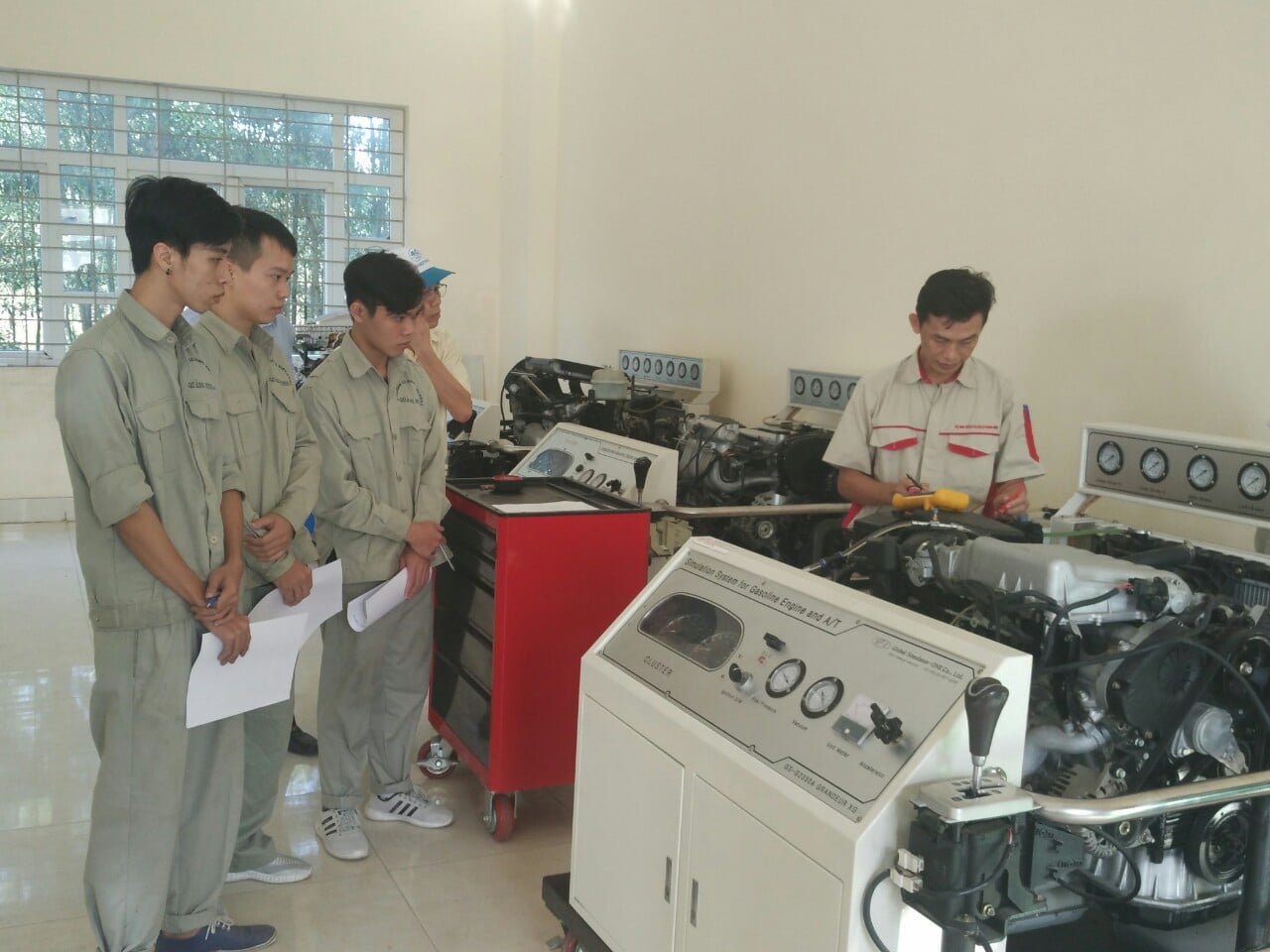 Một giờ học công nghệ ô tô tại Trường Cao đẳng Việt Hàn Quảng Ninh.
