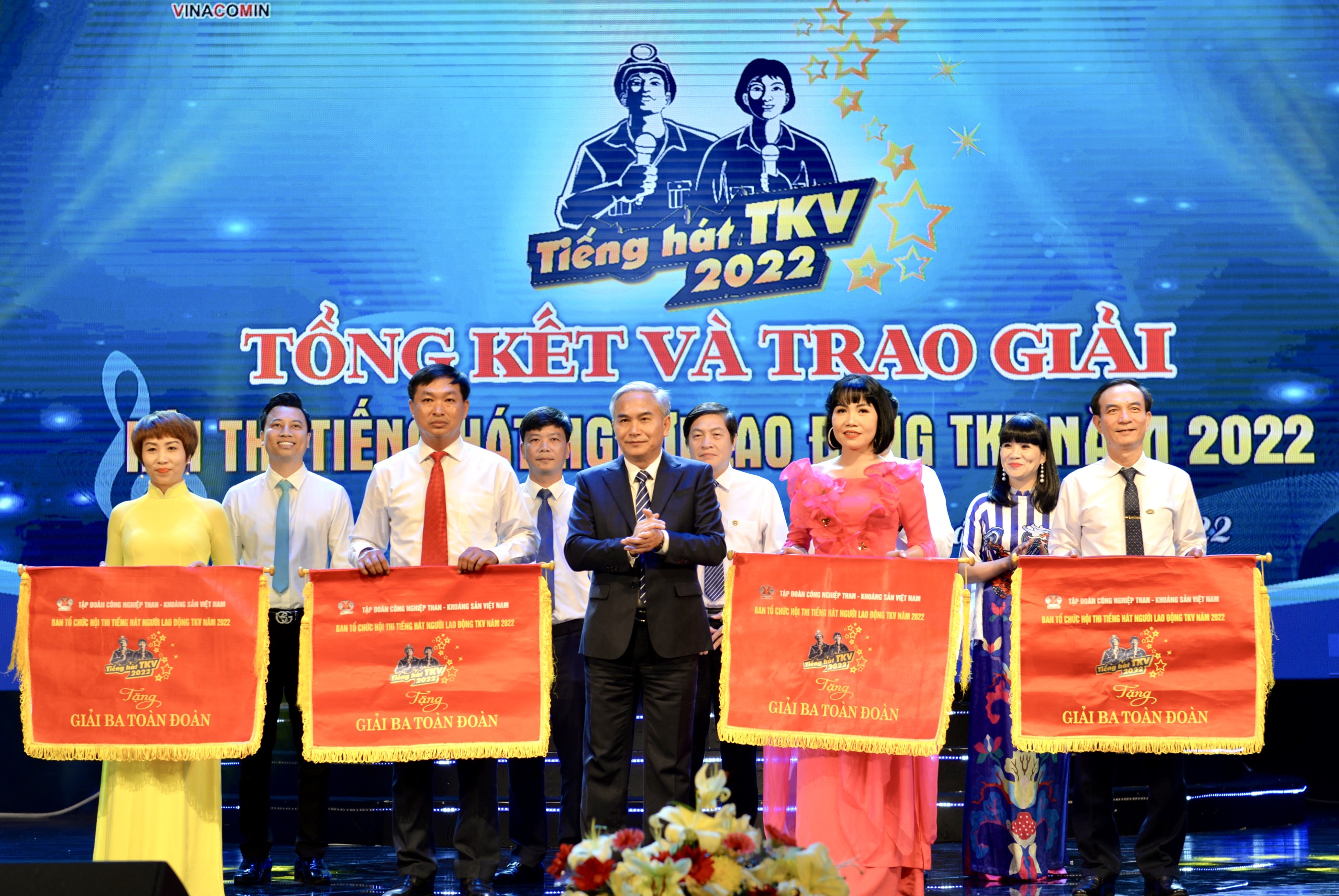 Đồng chí Vũ Anh Tuấn, Ủy viên BTV Tỉnh ủy, Bí thư Đảng ủy Than Quảng Ninh, Phó Tổng Giám đốc Tập đoàn Công nghiệp Than - Khoáng sản Việt Nam, trao giải ba cho các đoàn.