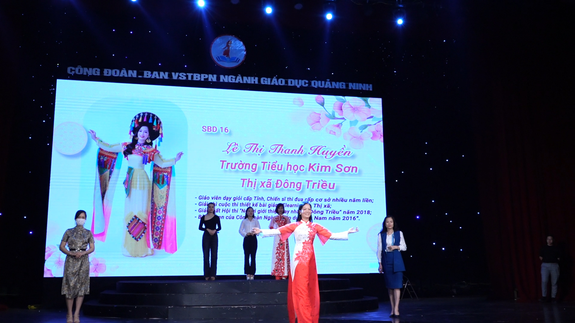 Phần trình diễn áo dài của thí sinh Lê Thị Thanh Huyền đến từ Trường Tiểu học Kim Sơn, TX Đông Triều tại chung kết hội thi cấp tỉnh.