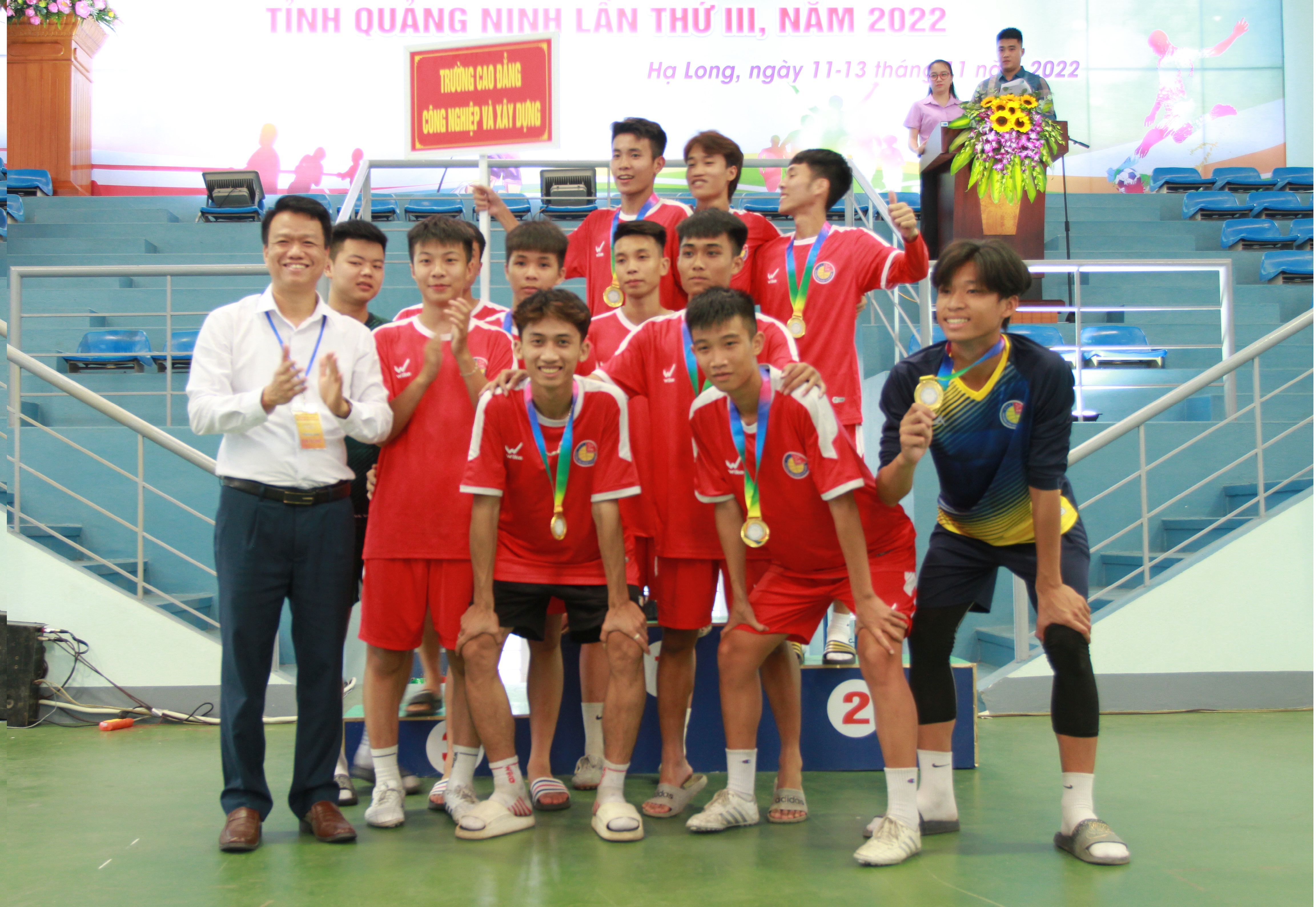 Ban Tổ chức trao huy chương vàng môn bóng đá nam cho Trường Cao đẳng Công nghiệp và Xây dựng.