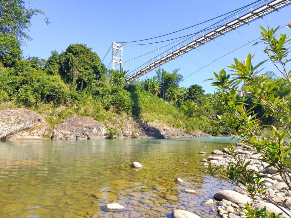 Suối Nà Làng, cầu treo Nà Làng ở xã Tình Húc cũ nay là thị trấn Bình Liêu.