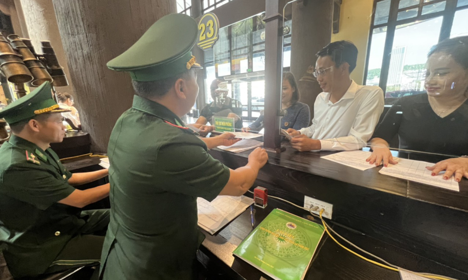 Đồn BPCK cảng Hòn Gai: Tuyên truyền Luật Biên phòng cho 250 chủ tàu du lịch