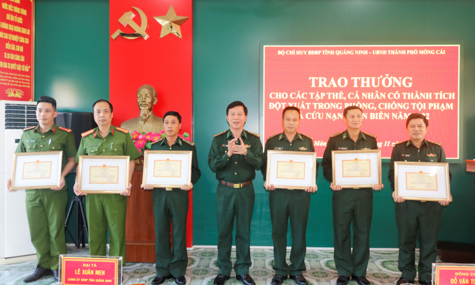 Khen thưởng tập thể, cá nhân có thành tích cứu người bị nạn và bắt giữ các đối tượng nhập cảnh trái phép