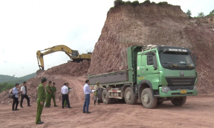 Tập kích bắt hàng chục đối tượng khai thác khoáng sản trái phép