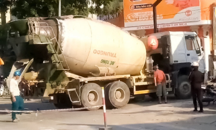 Xe chở xi măng chuyển hướng va chạm với xe máy, một phụ nữ tử vong tại chỗ