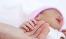 Lấy khối u nang buồng trứng cho bé gái vừa chào đời